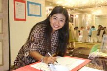 來賓簽名留念。