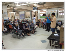 本基金服務人員為長者獻唱時代金曲時攝。