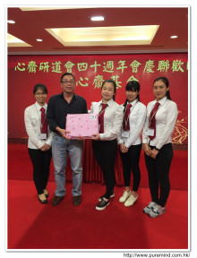 萬眾期待的抽獎環節開始，各幸運兒歡天喜地上台領取獎品。