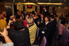 心齋仝人向來賓敬酒的熱鬧情況。