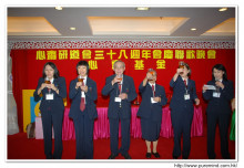 會長聯同心齋主要負責人上台向來賓祝酒。