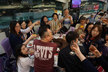 心齋仝人向來賓敬酒熱鬧情況