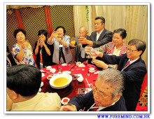 心齋仝人向每席來賓敬酒的熱鬧情況。