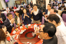 心齋仝人向來賓敬酒熱鬧情況