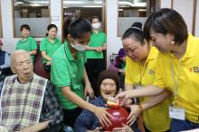 長者玩傳遞汽球遊戲時攝。