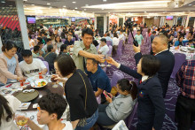 心齋仝人向來賓敬酒熱鬧情況