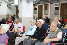 服務人員為長者獻唱粵曲及時代金曲。