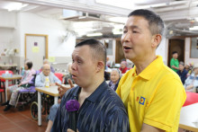 服務人員為長者獻唱粵曲及時代金曲。