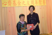 抽獎環節開始，由各嘉賓主持抽獎，各幸運兒歡天喜地領取獎品。