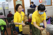 服務人員派發禮物包