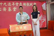 萬眾期待的抽獎環節開始，各幸運兒歡天喜地上台領取獎品