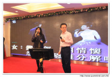 嘉賓獻唱時留影。