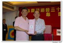 萬眾期待的抽獎環節開始，各幸運兒歡天喜地上台領取獎品。