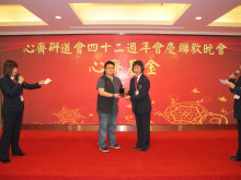 成功投得聖品者逐一上台接受聖品。