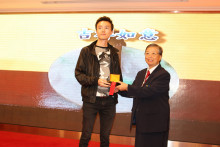 成功投得聖品者逐一上台接受聖品。