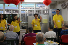 服務人員為長者示範健體操