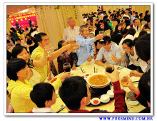 心齋仝人向每席來賓敬酒的熱鬧情況。