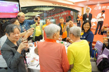 心齋仝人向來賓敬酒熱鬧情況