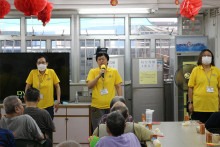 服務人員為長者示範健體操