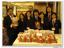 安記海味有限公司送來名貴金牌厚花菇及鮮肉腸加鴨潤腸各43包作獎品。