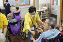 服務人員派發禮物包