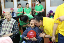 長者玩傳遞汽球遊戲時攝。