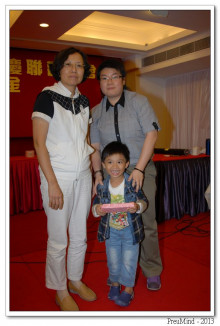 萬眾期待的抽獎環節開始，各幸運兒歡天喜地上台領取獎品。