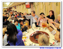 心齋仝人向每席來賓敬酒的熱鬧情況。