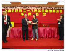 成功投得聖品者逐一上台接受聖品。