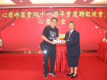 萬眾期待的抽獎環節開始，各幸運兒歡天喜地上台領取獎品。