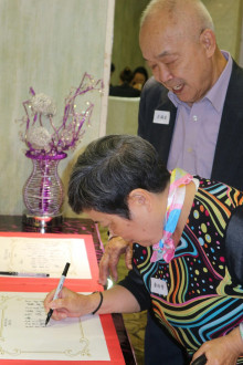 來賓簽名留念。