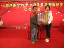 萬眾期待的抽獎環節開始，各幸運兒歡天喜地上台領取獎品。