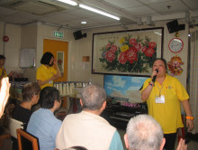 服務人員為長者獻唱粵曲及時代金曲。