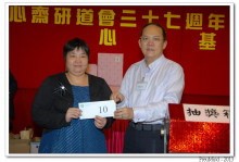 萬眾期待的抽獎環節開始，各幸運兒歡天喜地上台領取獎品。