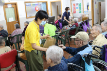 服務人員派發禮物包