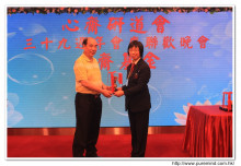 投得聖品之熱心人士上台接受聖品時攝。