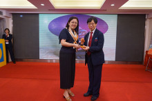 成功投得聖品者逐一上台接受聖品