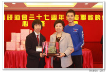 成功投得聖品者逐一上台接受聖品。