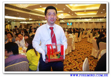 司儀逐一介紹聖品並宣佈競投開始，來賓熱烈競價。