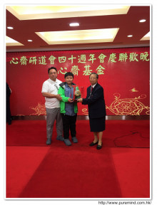 成功投得聖品者逐一上台接受聖品。