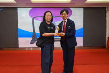 成功投得聖品者逐一上台接受聖品