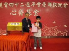 萬眾期待的抽獎環節開始，各幸運兒歡天喜地上台領取獎品。