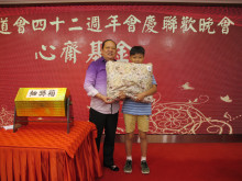 萬眾期待的抽獎環節開始，各幸運兒歡天喜地上台領取獎品。