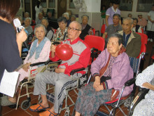 長者玩傳遞汽球遊戲。