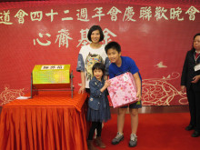 萬眾期待的抽獎環節開始，各幸運兒歡天喜地上台領取獎品。