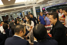 心齋仝人向每席來賓敬酒的熱鬧情況。