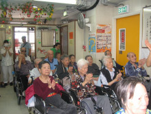 服務人員為長者示範健體操。