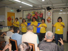 服務人員為長者示範健體操。