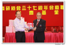 成功投得聖品者逐一上台接受聖品。