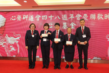 致送紀念品給支持心齋之熱心人士